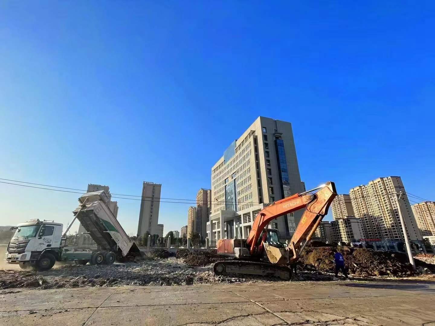 豪家集團承建的政務花園項目、污水管網項目、CBD公園項目施工中